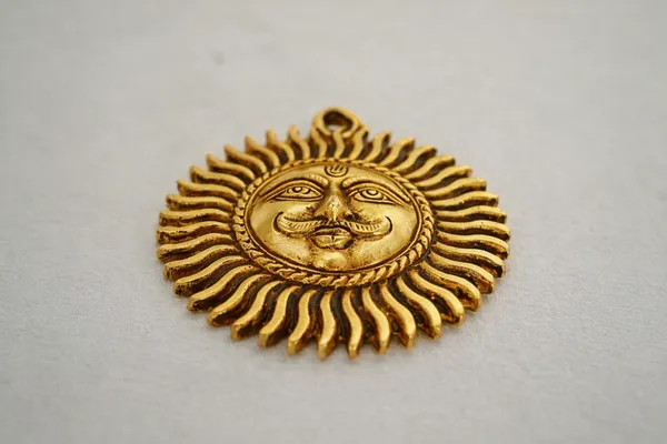 Golden_Brass_Surya_Dev_Wall_Hanging_Sun_Face_Statue_-_250g_-_D_7.6_Cm_-_Puja_Vastu_Figurine_For_Positivity_Home_Entrance_And_Office_Decor_Surya_Bhagwan