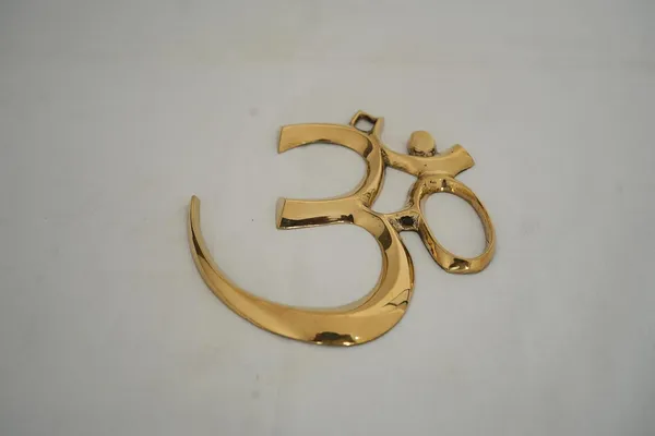 Golden_Om_Wall_Hanging_Diwali_Decoration_Pooja_Puja_(H-16Cm,_W-14Cm,_200G)