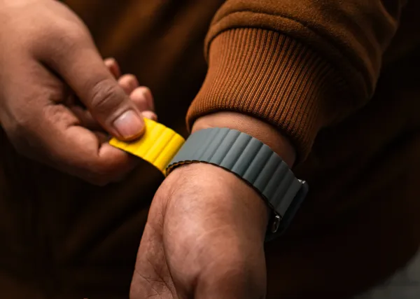 Yellow-Grey_Unisex_Magnetic_Strap_For_Iwatch