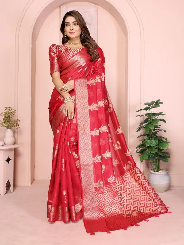 A_Timeless_Banarasi_Organza_Silk_Saree_Elegant_Lightweight_And_Beautifully_Crafted_For_Exclusive_Festive_Elegance.
