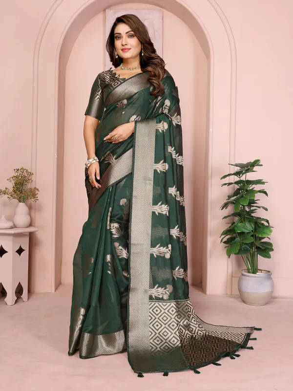 A_Timeless_Banarasi_Organza_Silk_Saree_Elegant_Lightweight_And_Beautifully_Crafted_For_Exclusive_Festive_Elegance.