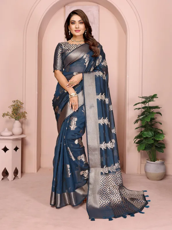 A_Timeless_Banarasi_Organza_Silk_Saree_Elegant_Lightweight_And_Beautifully_Crafted_For_Exclusive_Festive_Elegance.