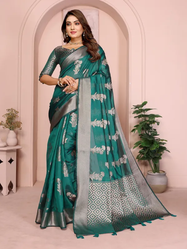 A_Timeless_Banarasi_Organza_Silk_Saree_Elegant_Lightweight_And_Beautifully_Crafted_For_Exclusive_Festive_Elegance.