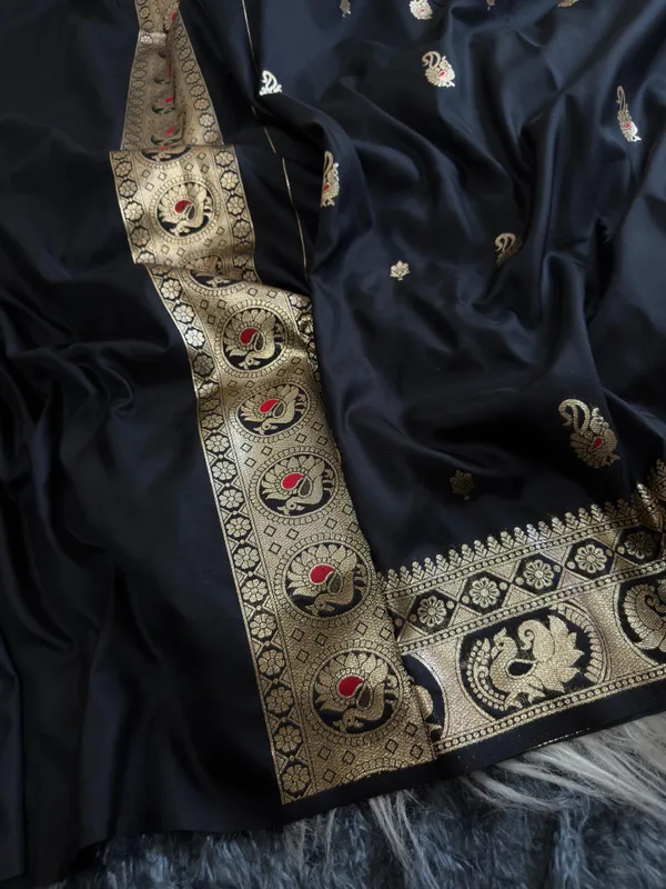 Draped_in_a_classic_black_Banarasi_Bomkai_silk_saree