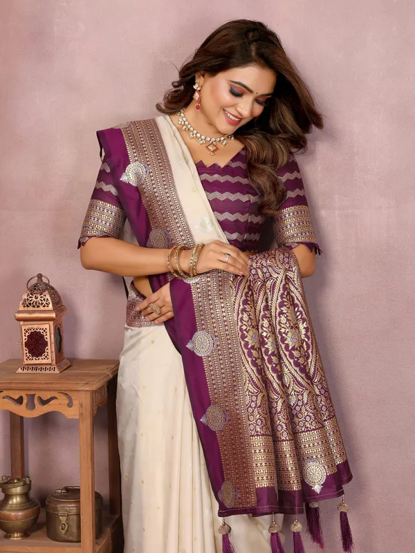 Kalamkari_Silk_With_Contrast_Kalamkari_Blouse_Piece_With_Zari_Border