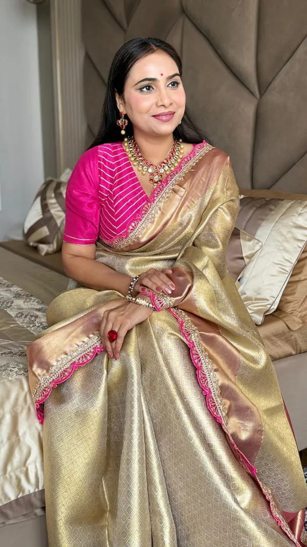 Red_Carpet_Style!_Soft_Tissue_Silk_Saree_With_Kaju_Katli_Design_Rich_Pallu_And_Brocade_Blouse.