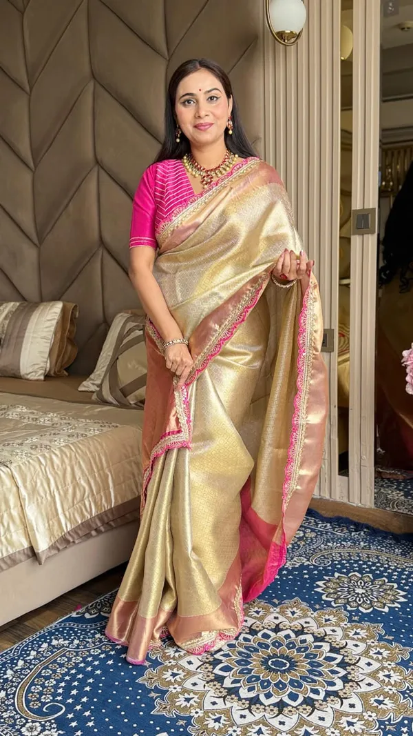 Red_Carpet_Style!_Soft_Tissue_Silk_Saree_With_Kaju_Katli_Design_Rich_Pallu_And_Brocade_Blouse.