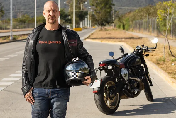 Men’s_Black_Royal_Enfield_Logo_Tee_–_Regular_Fit