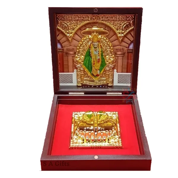 Decorative_Sai_Baba_Photo_Frame_With_Charan_Paduka,_Sadguru_Sai_Wooden_Momento_(24_Carat_Gold_Plated,_Standard),_Tabletop_Rectangular