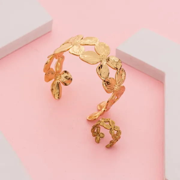 Golden_Stainless_Steel_Chunky_Tone_Floral_Bracelet_For_Women