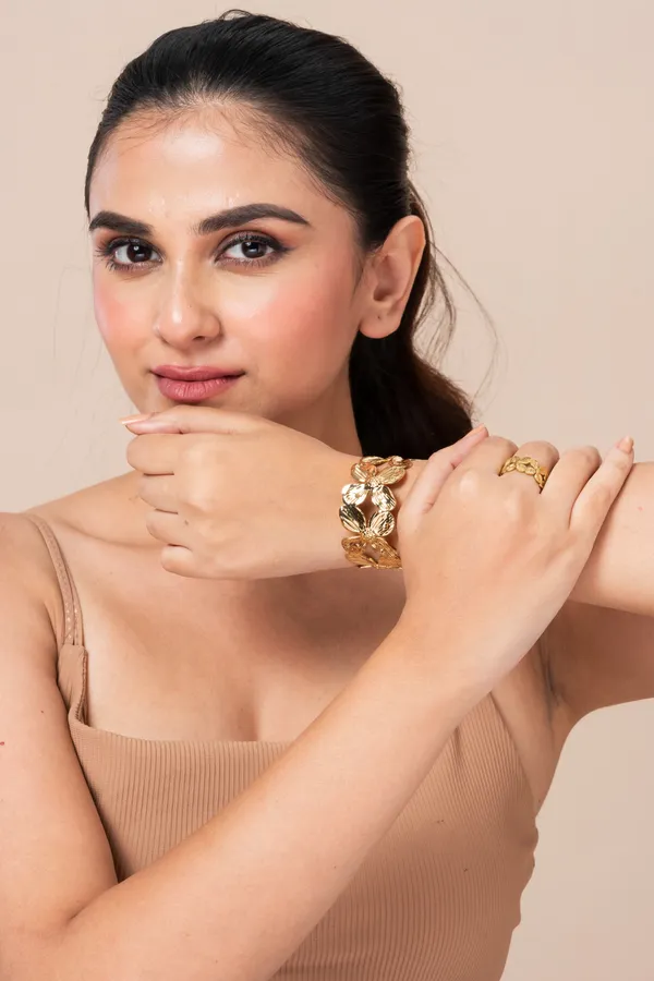 Golden_Stainless_Steel_Chunky_Tone_Floral_Bracelet_For_Women
