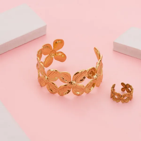 Golden_Stainless_Steel_Chunky_Tone_Floral_Bracelet_For_Women