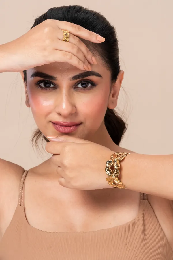 Golden_Stainless_Steel_Chunky_Tone_Floral_Bracelet_For_Women