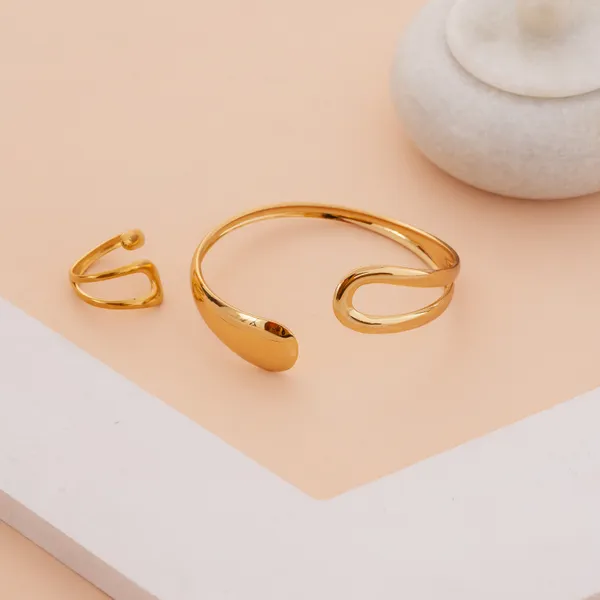 Golden_Stainless_Steel_Minimalist_Curved_Bracelet_Matching_Ring_Set_For_Women