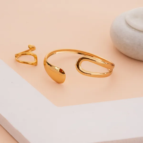 Golden_Stainless_Steel_Minimalist_Curved_Bracelet_Matching_Ring_Set_For_Women