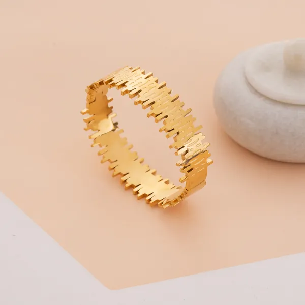 Golden_Stainless_Steel_Laye_Bar_Design_Wide_Bracelet_For_Women