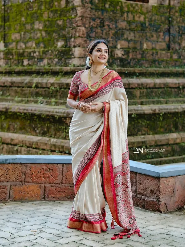 Premium_designing_Dola_Silk_print_with_Blouse_Piece_Onam_