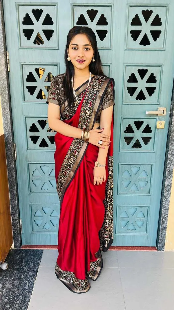 Traditional_Patola_Border_Saree_With_Plain_Body_Dola_Silk_Saree_-_Red