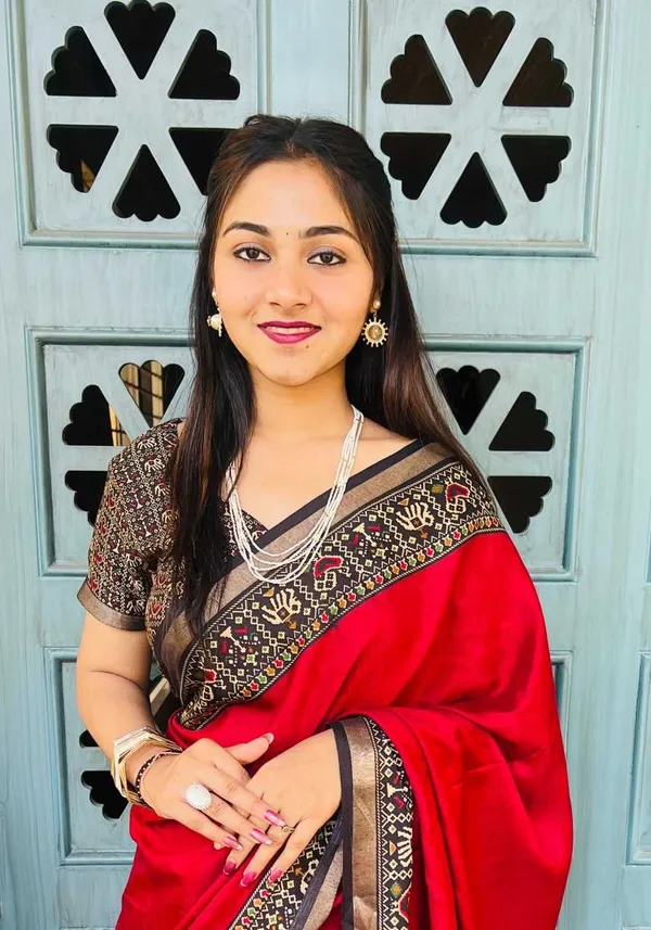 Traditional_Patola_Border_Saree_With_Plain_Body_Dola_Silk_Saree_-_Red