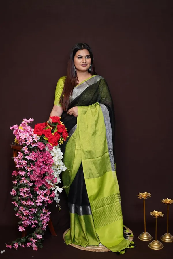 Black_&_Parrot_Green_Cotton_Dual_Tone_Saree_With_Silver_Border_&_Tassel_Pallu_With_Blouse_Piece_|_Free_Jhumka