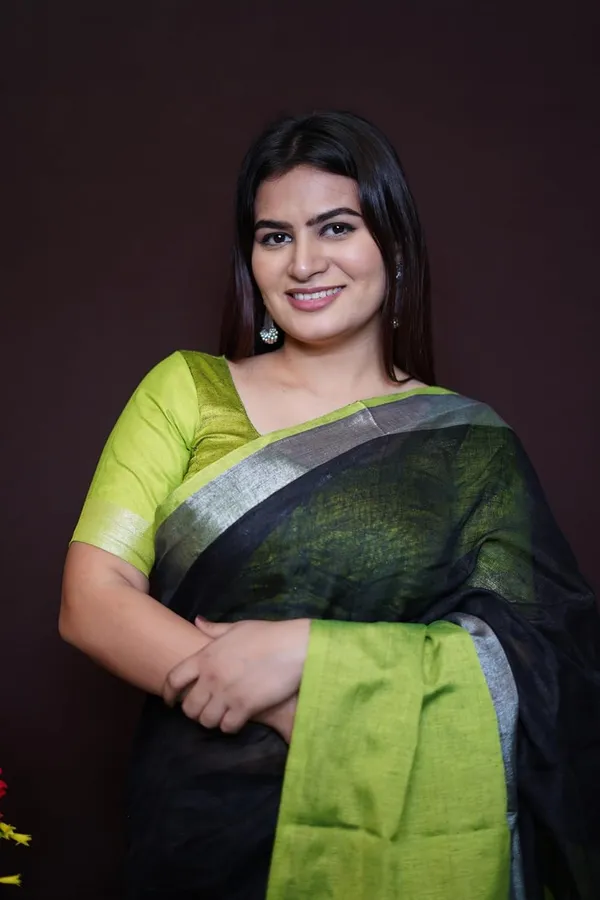 Black_&_Parrot_Green_Cotton_Dual_Tone_Saree_With_Silver_Border_&_Tassel_Pallu_With_Blouse_Piece_|_Free_Jhumka