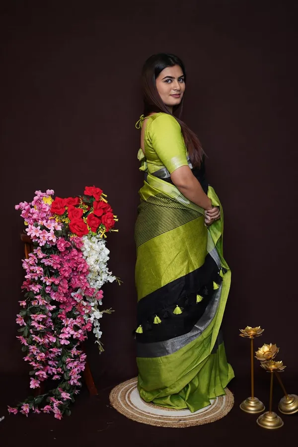 Black_&_Parrot_Green_Cotton_Dual_Tone_Saree_With_Silver_Border_&_Tassel_Pallu_With_Blouse_Piece_|_Free_Jhumka