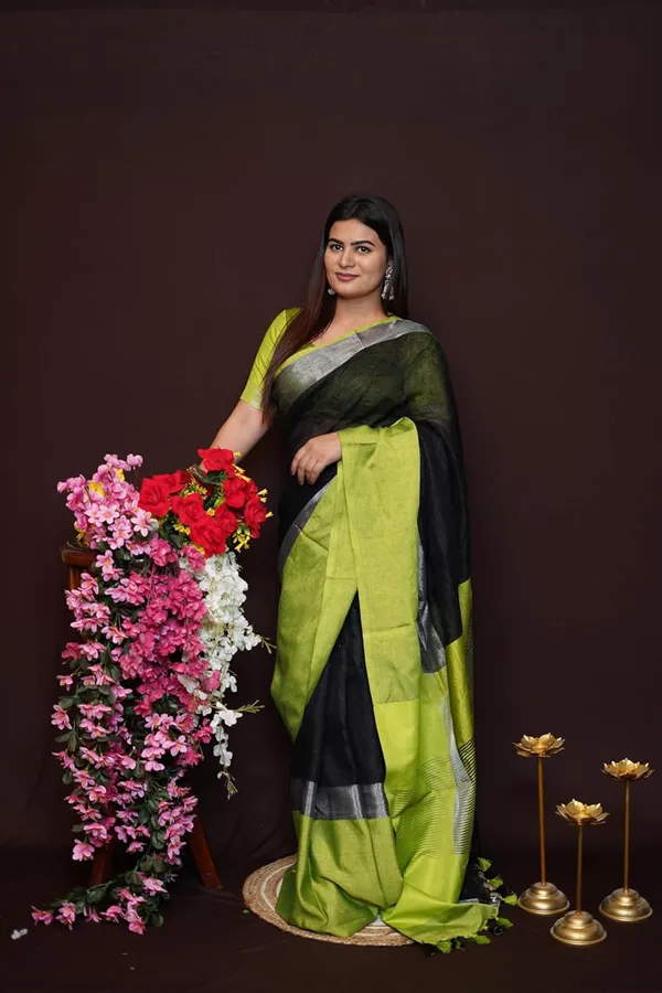 Black_&_Parrot_Green_Cotton_Dual_Tone_Saree_With_Silver_Border_&_Tassel_Pallu_With_Blouse_Piece_|_Free_Jhumka