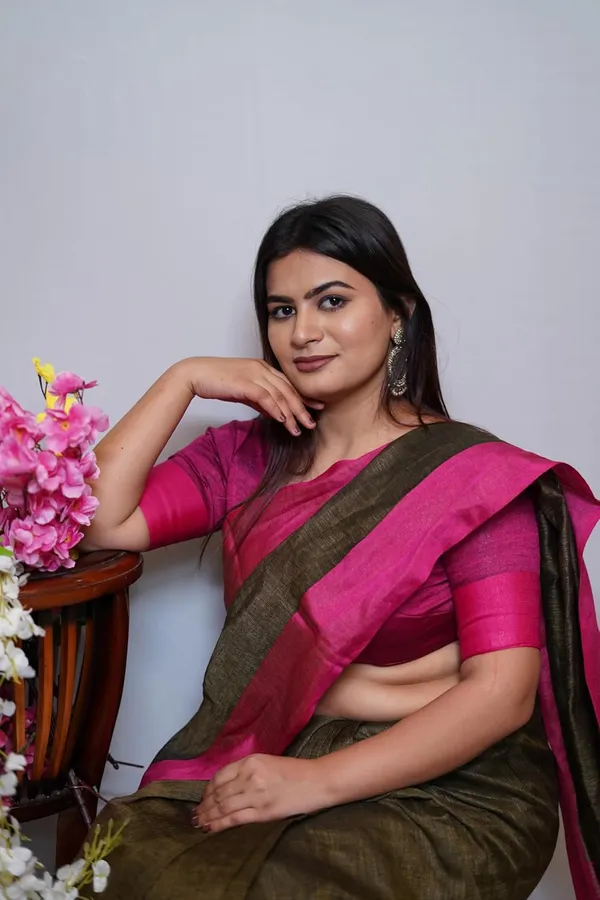 Olive_Green_&_Pink_Cotton_Saree_Olive_Green_&_Pink_Dual_Tone_Saree_With_Tassel_Pallu_|_Soft_Lightweight_Saree_With_Blouse_Piece