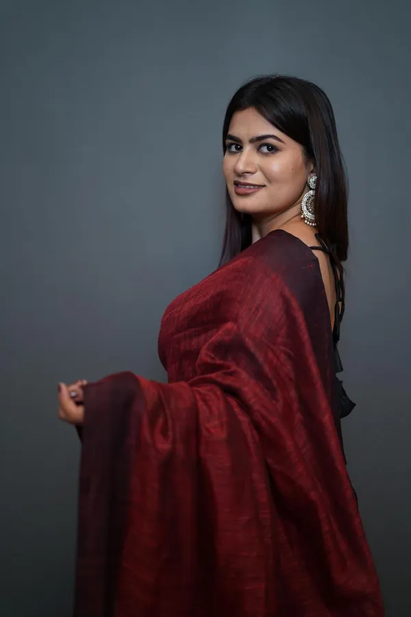 Maroon_&_Black_Cotton_Saree_Maroon_And_Black_Dual_Tone_Saree_With_Golden_Border_&_Tassel_Pallu_With_Blouse_Piece