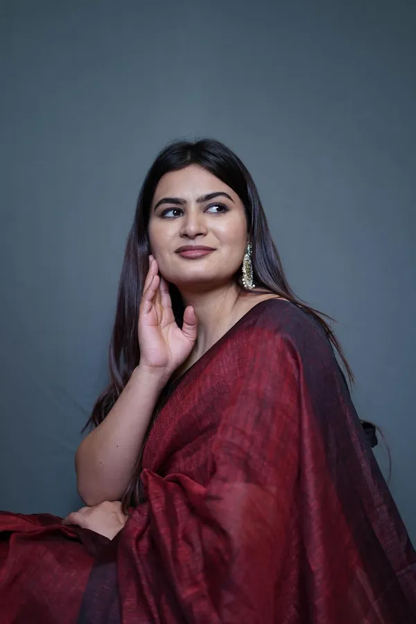 Maroon_&_Black_Cotton_Saree_Maroon_And_Black_Dual_Tone_Saree_With_Golden_Border_&_Tassel_Pallu_With_Blouse_Piece