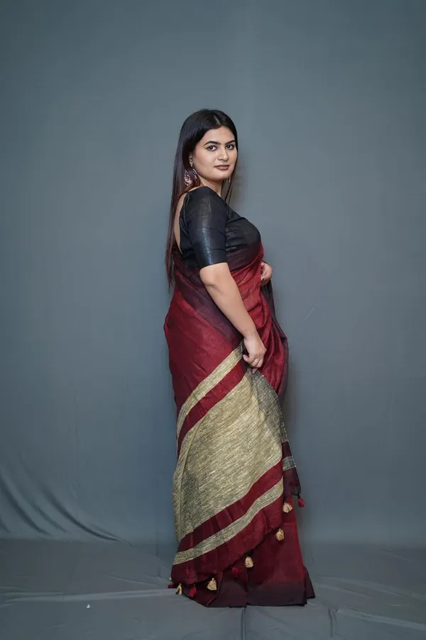 Maroon_&_Black_Cotton_Saree_Maroon_And_Black_Dual_Tone_Saree_With_Golden_Border_&_Tassel_Pallu_With_Blouse_Piece
