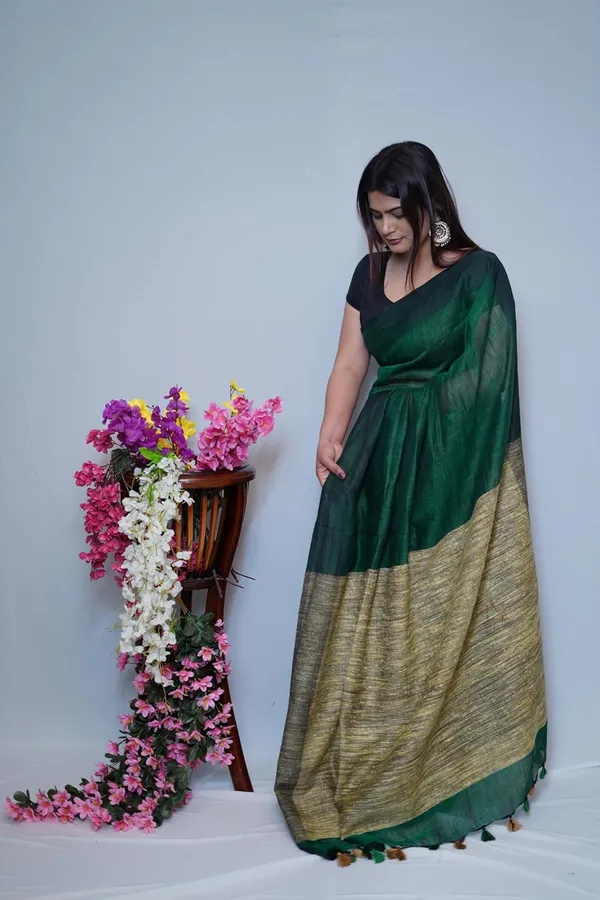 Green_&_Olive_Cotton_Saree_Dark_Green_&_Olive_Dual_Tone_Saree_With_Golden_Border_And_Tassel_Pallu_With_Blouse_Piece