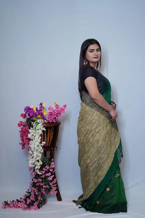 Green_&_Olive_Cotton_Saree_Dark_Green_&_Olive_Dual_Tone_Saree_With_Golden_Border_And_Tassel_Pallu_With_Blouse_Piece