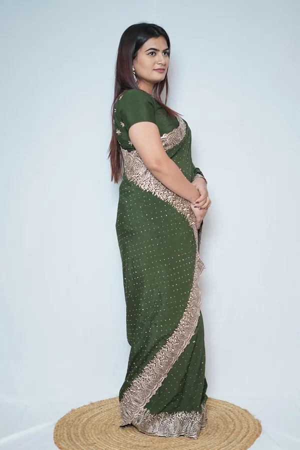 Dark_Green_Women'S_Georgette_Saree_With_Golden_Embroidery,_Heavy_Lace_Border,_Blouse_Piece