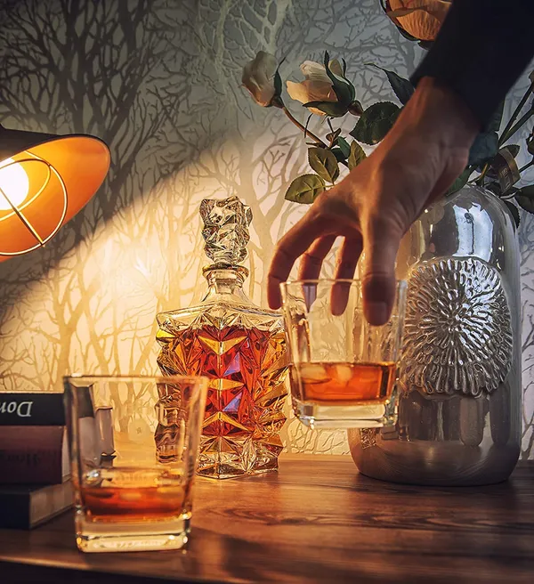 Premium_Crystal_Clear_Cut_Whiskey_Decanter_|_850ML_European_Stylish_-_Imported_Diamond_Decanter_|_Perfect_for_Whiskey,_Scotch,_Wine,_Vodka,_Tequila,_Rum_Etc.