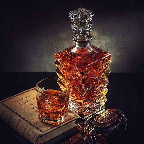 Premium_Crystal_Clear_Cut_Whiskey_Decanter_|_850ML_European_Stylish_-_Imported_Diamond_Decanter_|_Perfect_for_Whiskey,_Scotch,_Wine,_Vodka,_Tequila,_Rum_Etc.