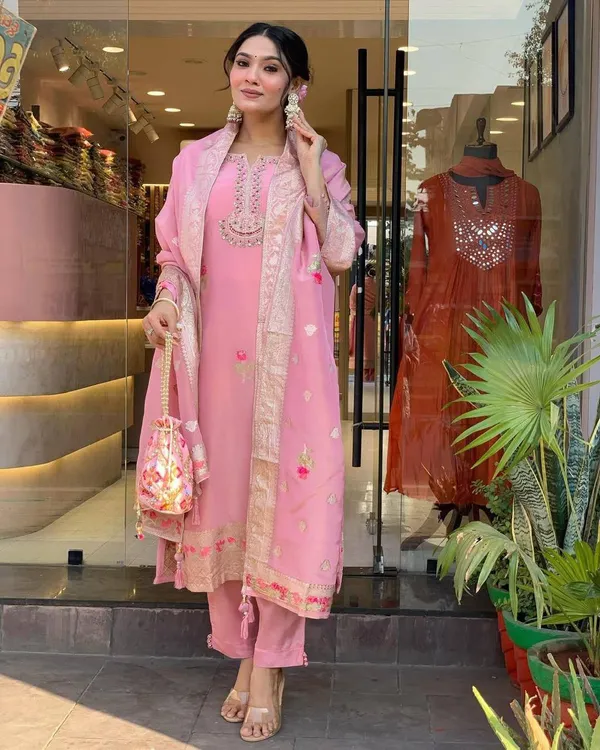Pink_Shimmer_Jacquard_fabric_floral_embroidery_kurta_For_Women