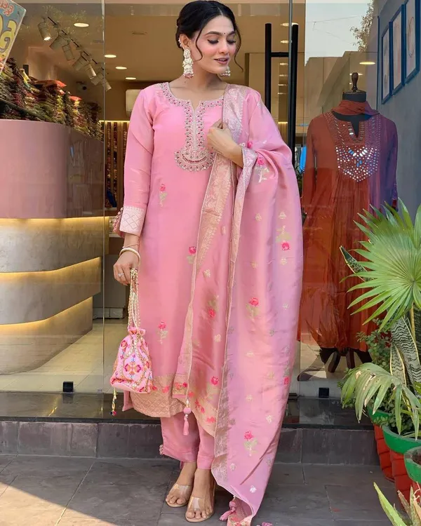 Pink_Shimmer_Jacquard_fabric_floral_embroidery_kurta_For_Women