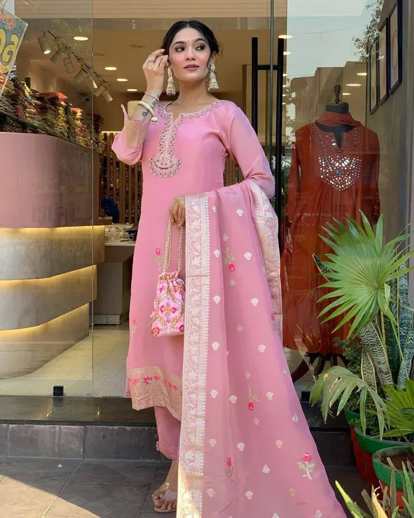 Pink_Shimmer_Jacquard_fabric_floral_embroidery_kurta_For_Women