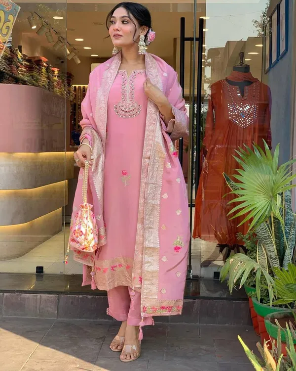 Pink_Shimmer_Jacquard_fabric_floral_embroidery_kurta_For_Women