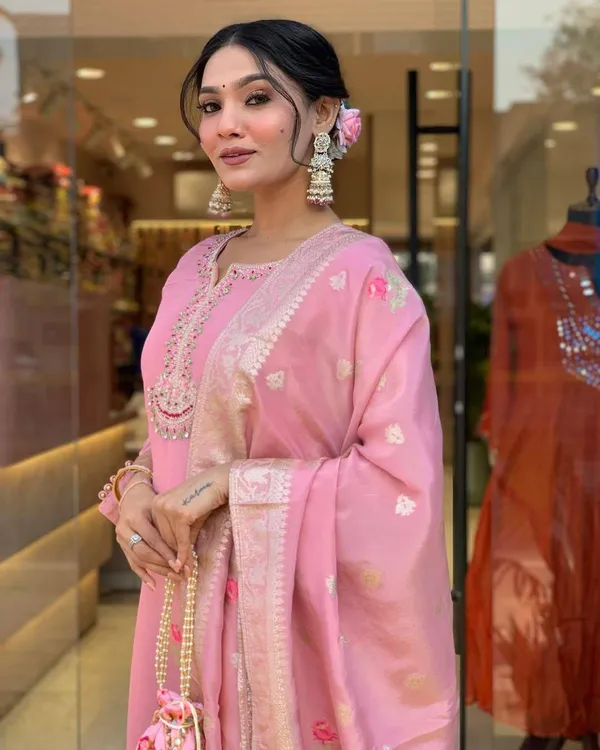 Pink_Shimmer_Jacquard_fabric_floral_embroidery_kurta_For_Women