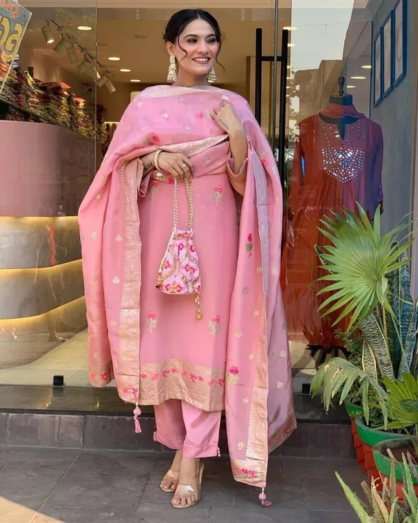 Pink_Shimmer_Jacquard_fabric_floral_embroidery_kurta_For_Women