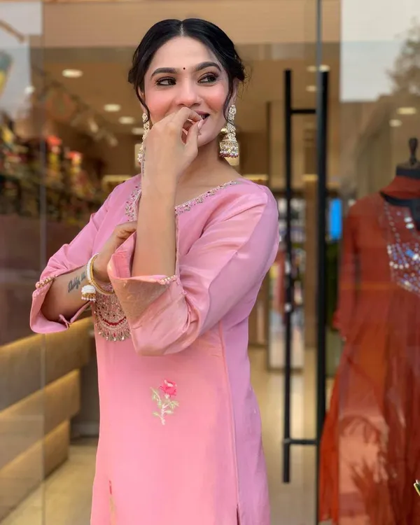 Pink_Shimmer_Jacquard_fabric_floral_embroidery_kurta_For_Women