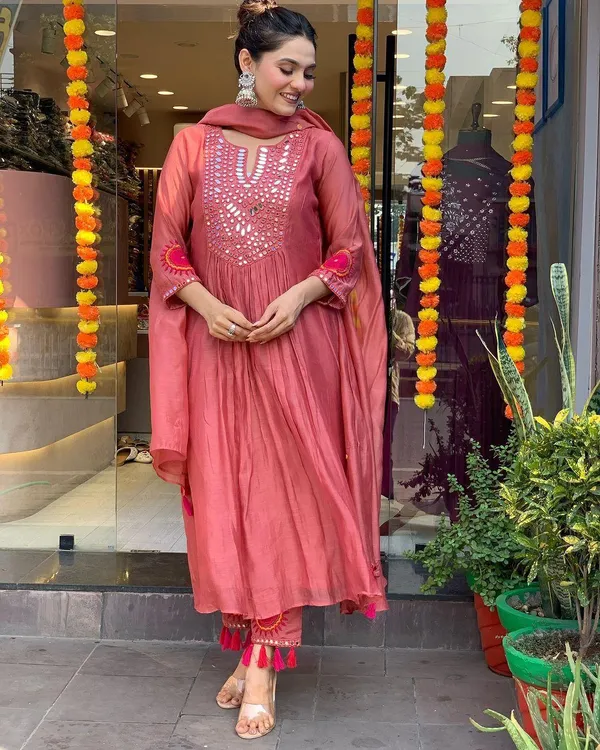 Red_Muslin_Cotton_Mirror_Work_Kurti_Set_For_Women