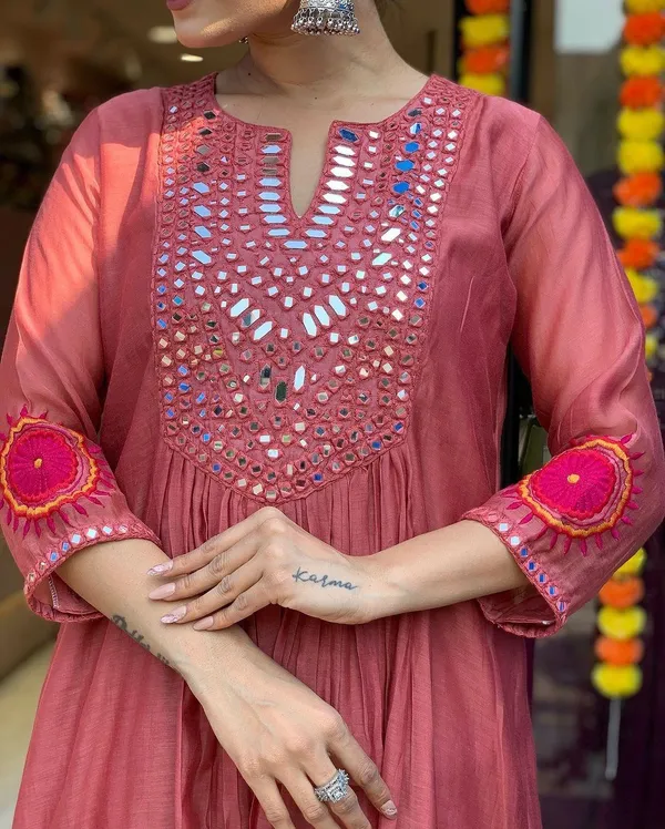 Red_Muslin_Cotton_Mirror_Work_Kurti_Set_For_Women