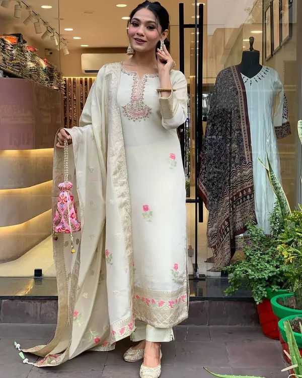 Cream_Shimmer_Jacquard_fabric_floral_embroidery_kurta_For_Women