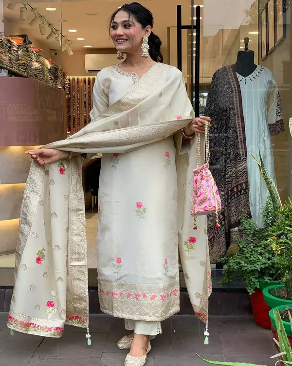 Cream_Shimmer_Jacquard_fabric_floral_embroidery_kurta_For_Women