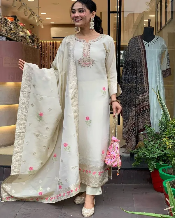 Cream_Shimmer_Jacquard_fabric_floral_embroidery_kurta_For_Women