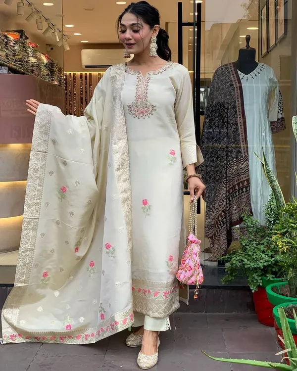Cream_Shimmer_Jacquard_fabric_floral_embroidery_kurta_For_Women