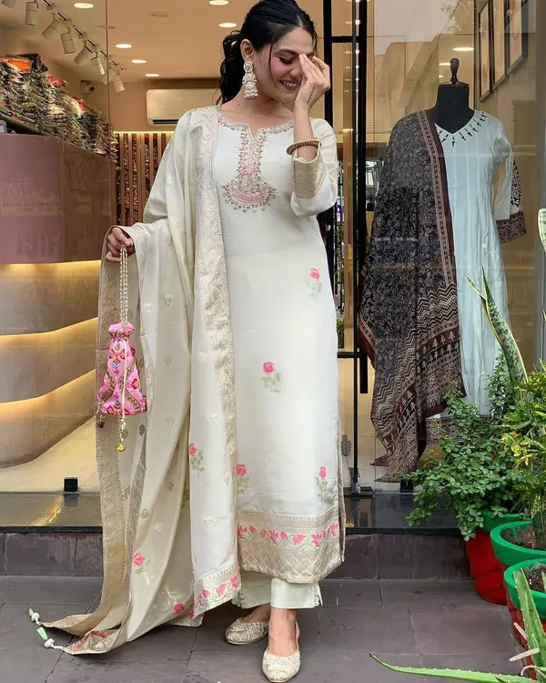 Cream_Shimmer_Jacquard_fabric_floral_embroidery_kurta_For_Women